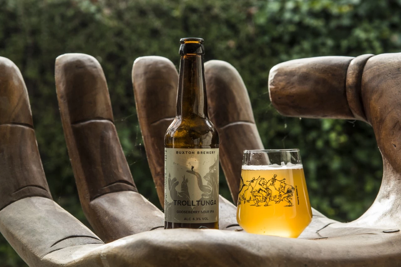 Bia Trolltunga co mau sac vang rom am ap va thu hut - Trolltunga: Vị Chua Ngọt Tỏa S&aacute;ng Tr&ecirc;n Đỉnh Cao S&aacute;ng Tạo