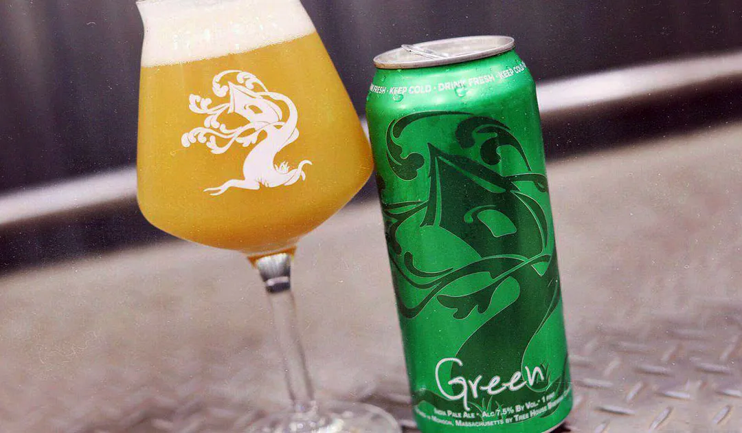 Das Bier hat eine gelblich-braune Farbe mit einem Hauch von sanftem Bernstein – Green: Drunk in the Green Mist