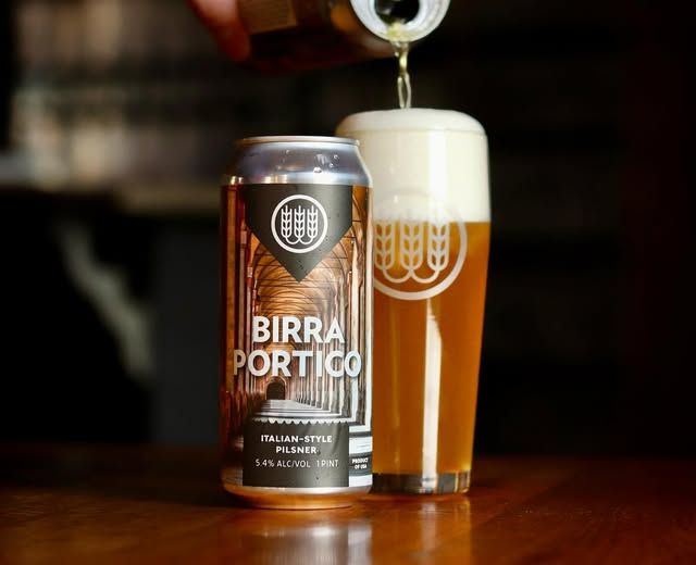 Bier mit der reinsten goldgelben Farbe im Licht – Birra Portico: Eine goldene Symphonie aus Sonnenschein und Blumen