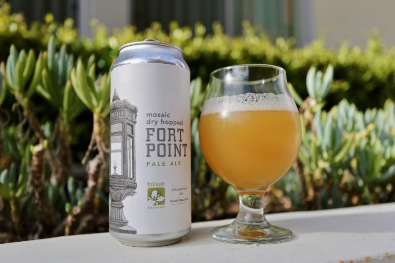 Bia co mau vang cam duc mo tua nhu anh nang xuyen qua lan suong som - Fort Point Pale Ale - Mosaic Dry Hopped: Ho&agrave;ng H&ocirc;n Trong Ly