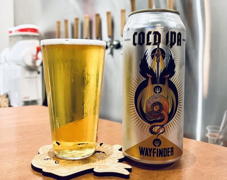 ウェイファインダー・コールドIPA:男たちは氷のような息に浸っていると言う ビールは初夏の陽光の一滴のような淡い金色です - Wayfinder Cold IPA: 氷のような息に酔いしれます。
