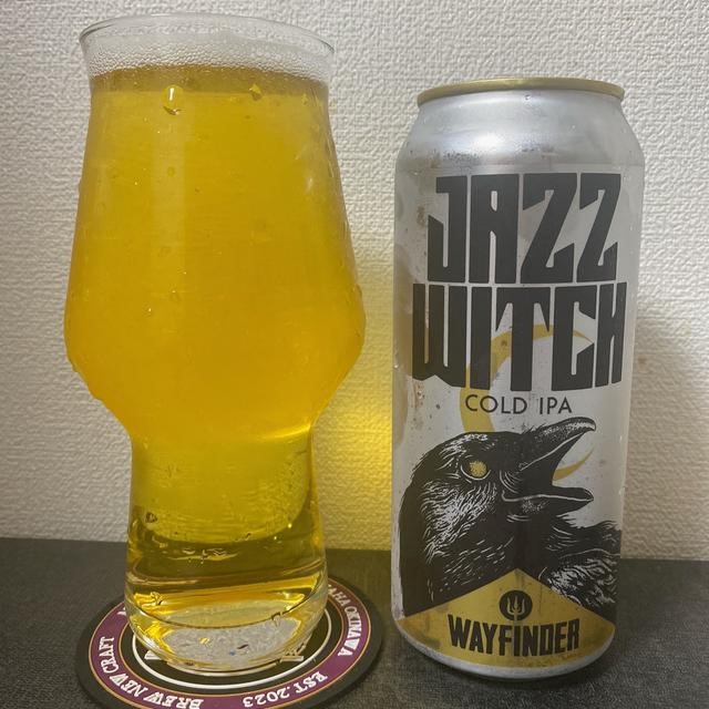 Dieses Bier hat eine klare, goldgelbe Farbe, wie funkelndes Kristall - Jazz Witch: Lost in the Land of Intersection.