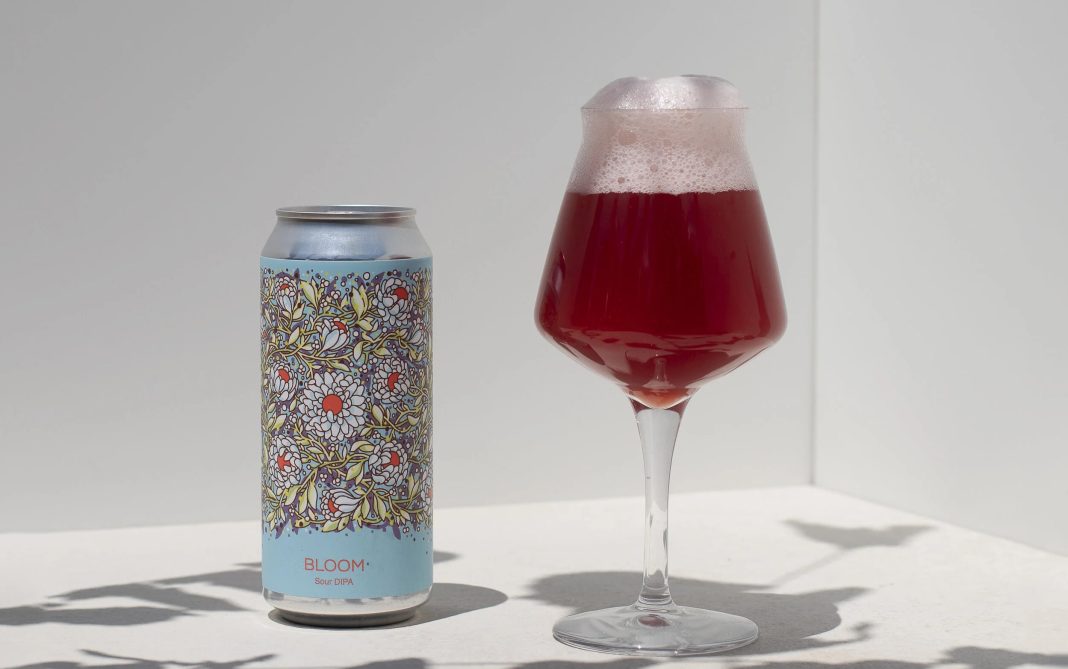 Blühende Sommerbrise in einem prickelnden Bier