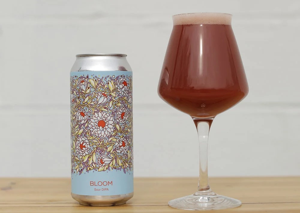Bloom hat die leuchtend fuchsiafarbene Farbe von Himbeeren – Bloom: Sommerbrise in einem prickelnden Bier