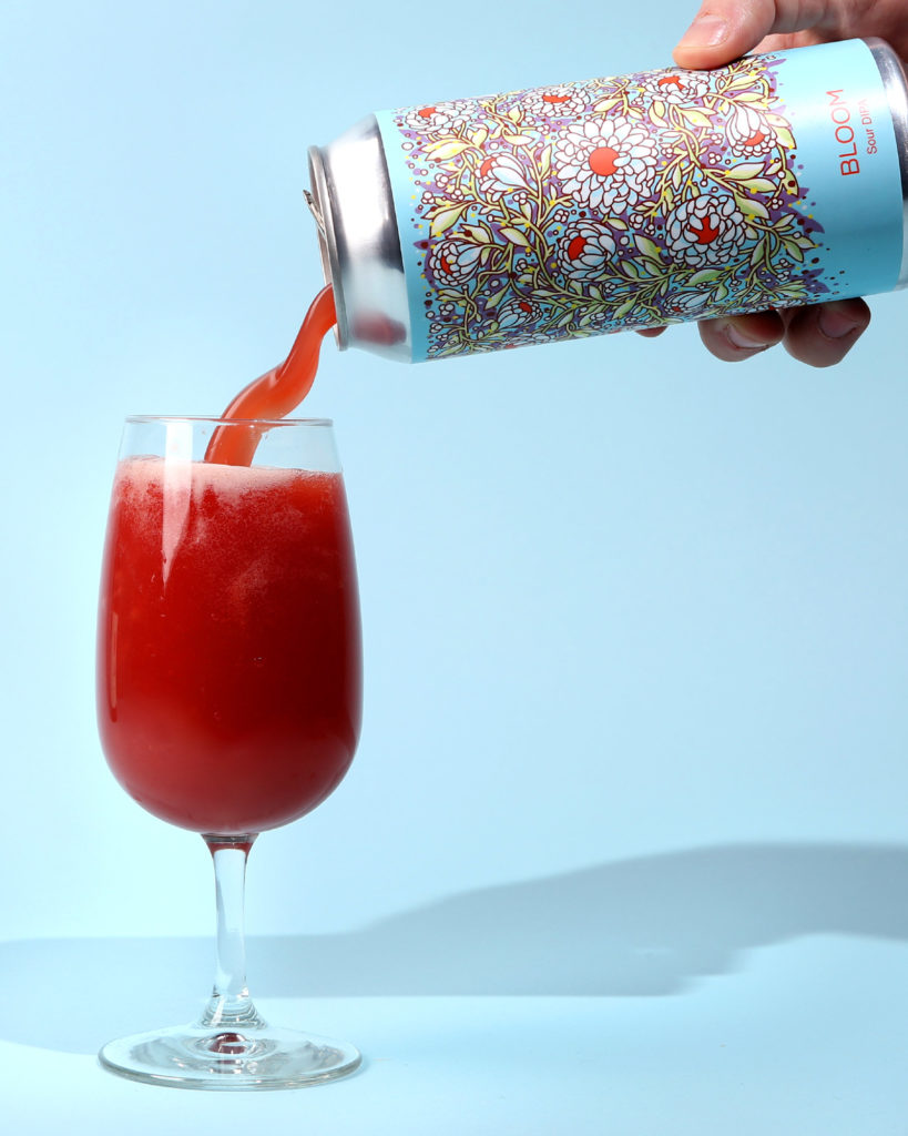 Bloom verströmt eine elegante und fesselnde Schönheit – Bloom: Sommerbrise in einem prickelnden Bier