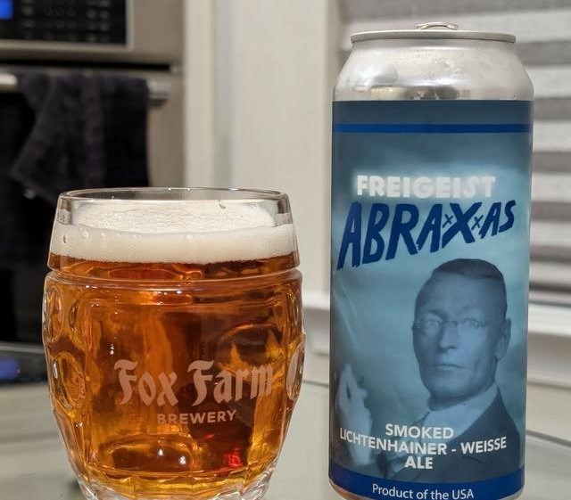 Eine große Abraxxxas-Bierdose mit dem Bild eines Hauses, das auf dem Gelände der Brauerei errichtet wurde – Abraxxxas: Uralte Seelen im Nebelrauch