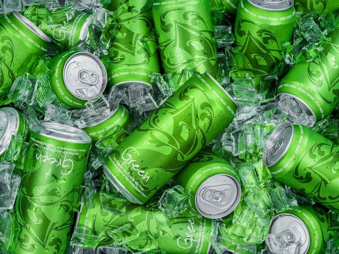 Green hat ein unglaublich beeindruckendes Erscheinungsbild, wobei seine grüne Farbe perfekt zu seinem Namen passt - Green: Drunk in the Green Mist.