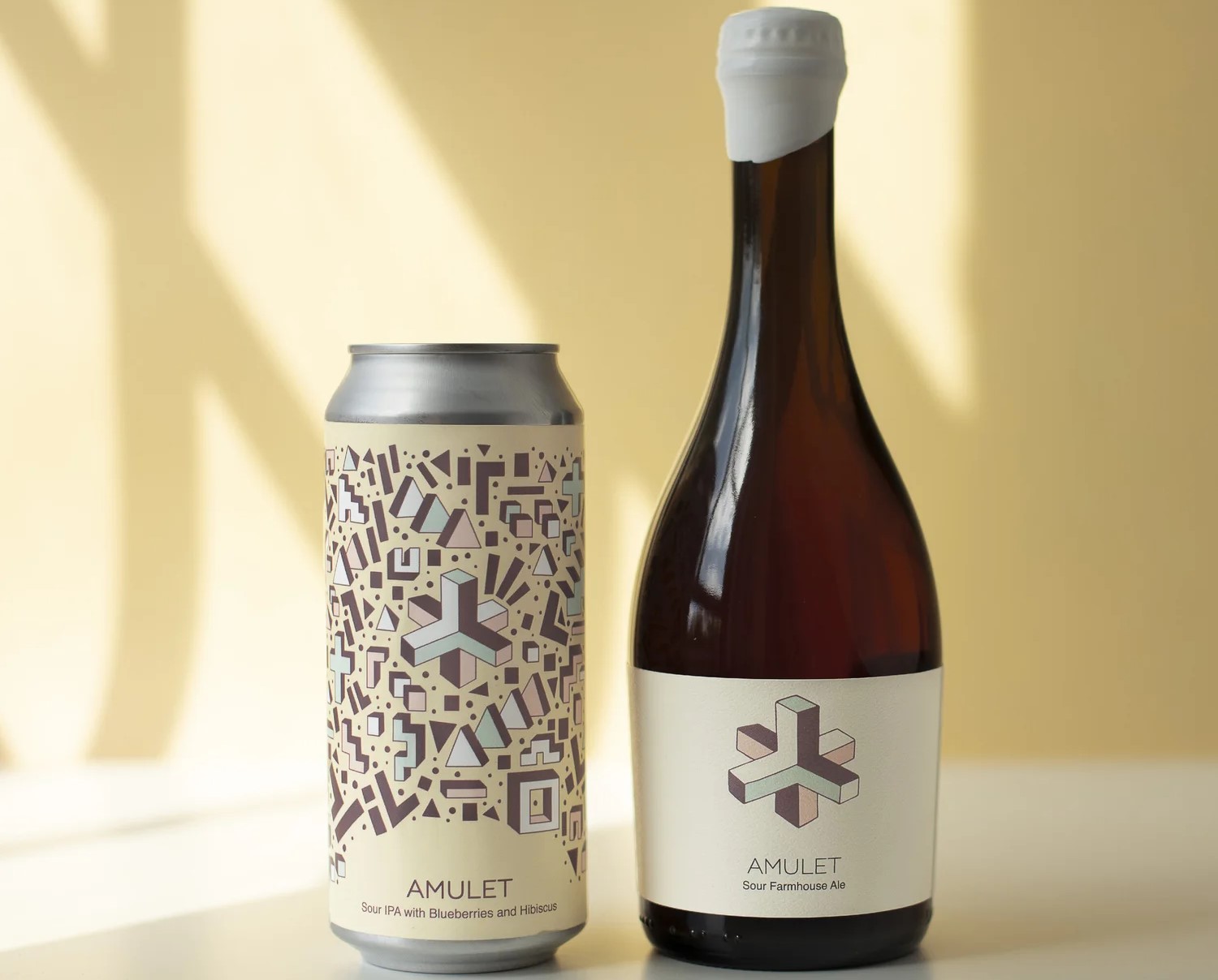 アミュレットサワーIPAの2つのバージョン（ラージサイズとボトル）の画像 - アミュレットサワーIPA：魅力的な魅力