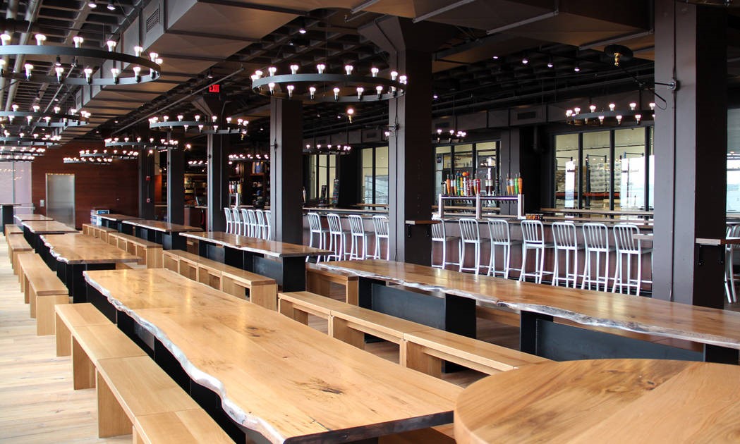 Hinh anh ban ghe ngan nap gon gang ben trong nha may bia Harpoon Brewery Beer Hall - Chocolate Stout: H&agrave;nh Tr&igrave;nh Cảm X&uacute;c Trong Từng Ngụm Bia