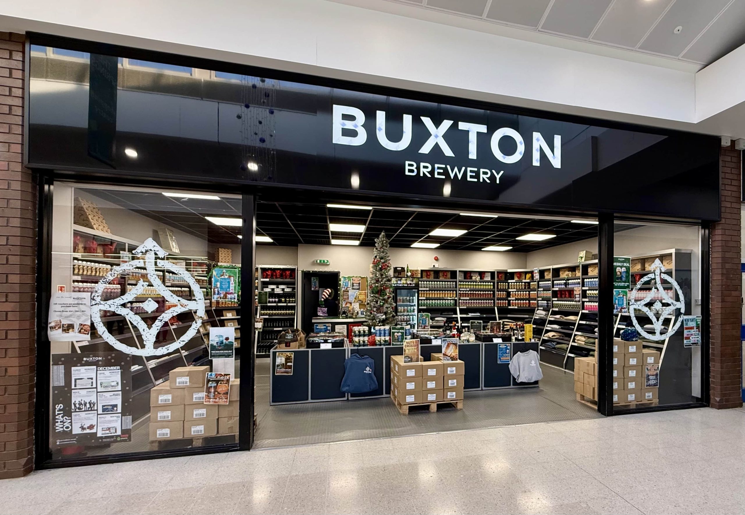 Hinh anh ben ngoai mot cua hang ban le cua nha may bia Buxton Brewery scaled - Trolltunga: Vị Chua Ngọt Tỏa S&aacute;ng Tr&ecirc;n Đỉnh Cao S&aacute;ng Tạo