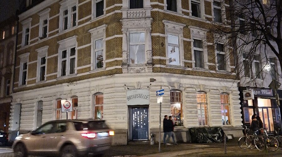 ユニークな建築様式のブローステル醸造所の外観写真 - ワイルド・ヴッツ：一杯のビールに宿る原始的本能