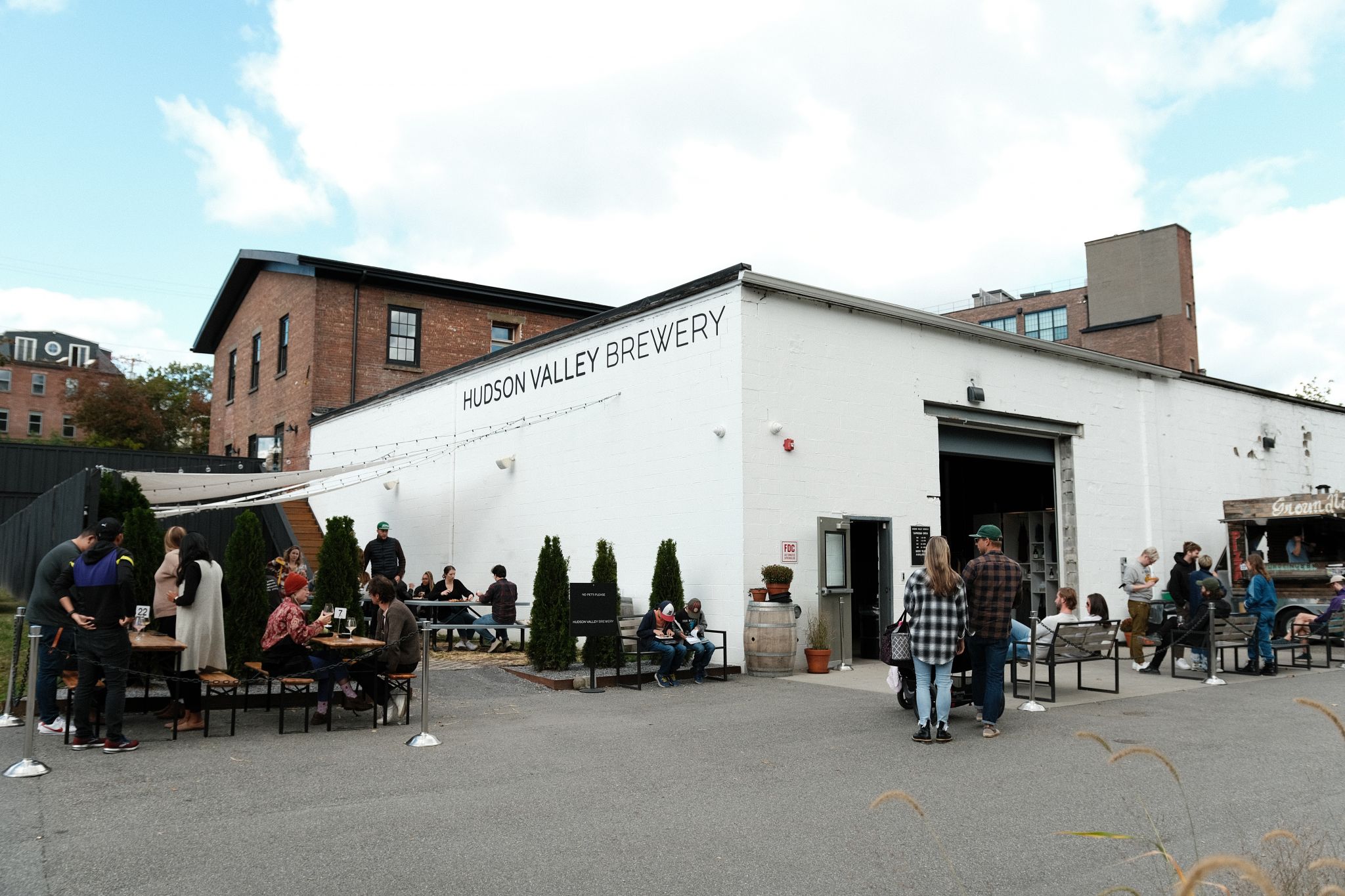 Außenansicht der Hudson Valley Brauerei in den USA – Amorphia: Der künstlerische Fluss aus dem Tal