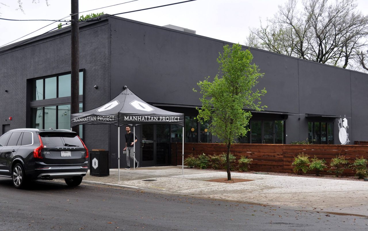 Hinh anh ben ngoai nha may bia Manhattan Project Beer Company - Cold War: Cuộc Giao Duy&ecirc;n Đẹp Đẽ Giữa Khoa Học V&agrave; Nghệ Thuật