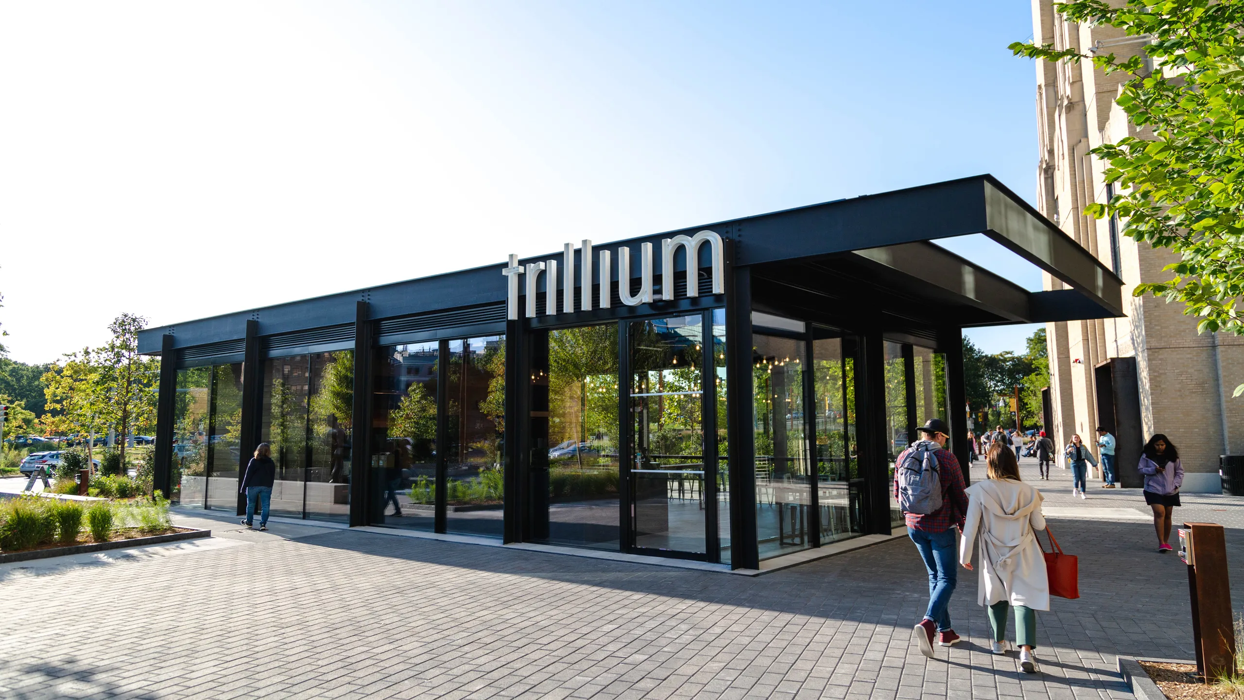 Außenansicht der Brauerei Trillium Brewing Company, die sich vom blauen Himmel abhebt – Fort Point Pale Ale – Galaxy Dry Hopped: Ein Universum der Aromen