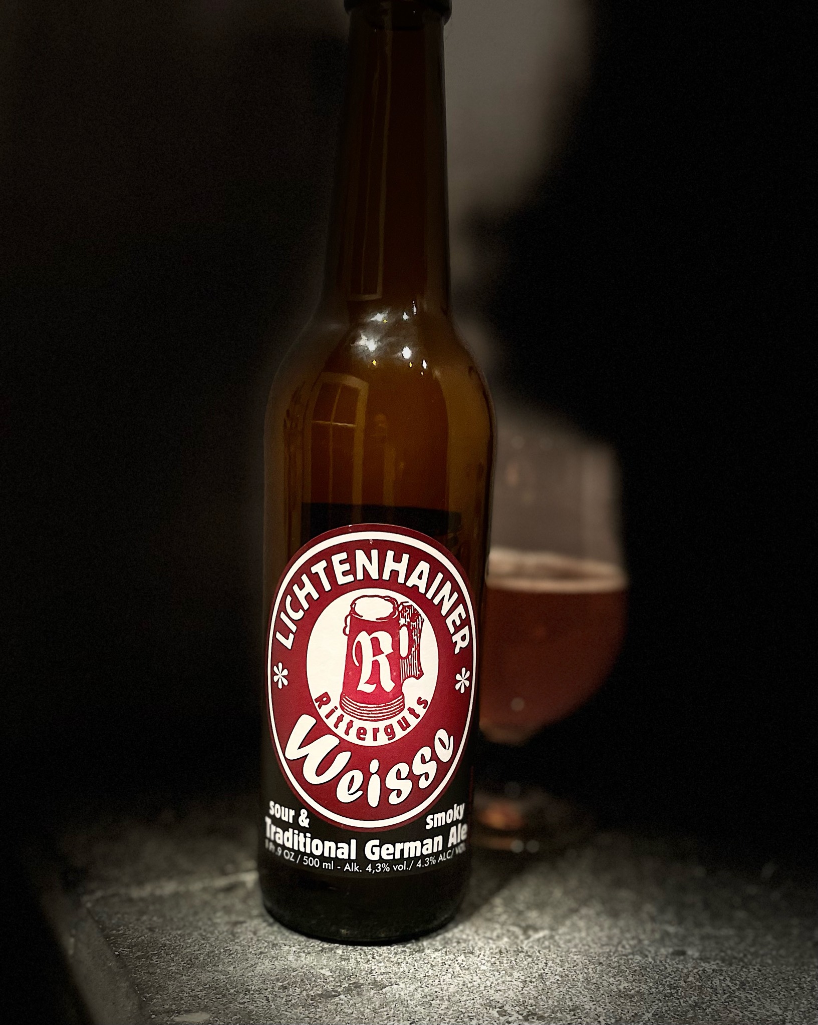 Nahaufnahme der Lichtenhainer Weisse-Bierflasche mit ihrem eindrucksvollen Design – Lichtenhainer Weisse: Die Wiederbelebung einer deutschen Bierlegende