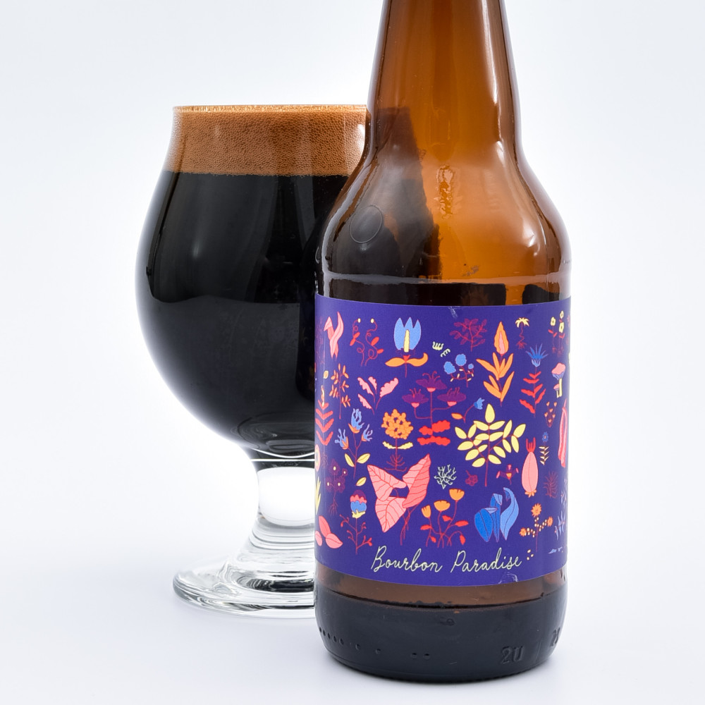 Eine Nahaufnahme eines Glases Bier von dunkler, undurchsichtiger Farbe, so dickflüssig, dass selbst Licht es nicht durchdringen kann – Bourbon Paradise: Der Hauch von Eiche und eine wortlose Geschichte