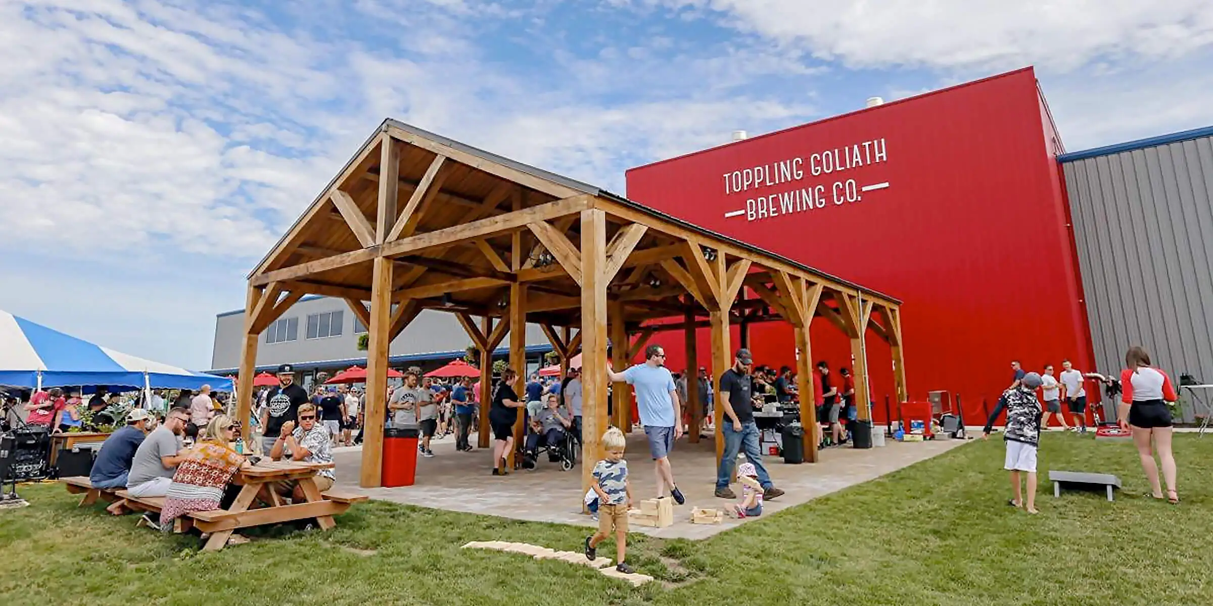 Toppling Goliath Brewing Company の外の賑やかな訪問者の光景 - Pseudo Sue: The Golden Mist and the Citra Love Song。