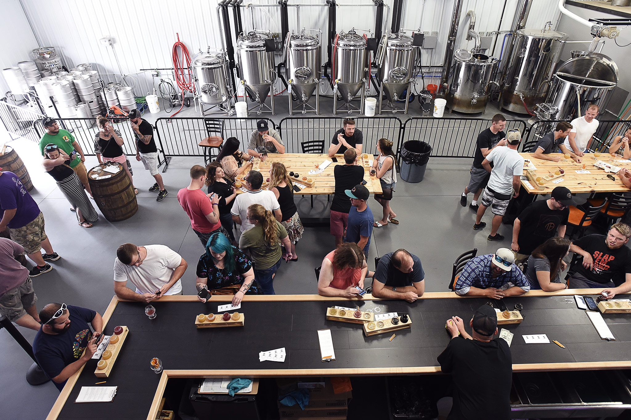 モルタリス醸造所の工場内のモダンな写真 - フローズ・イドラ・デュース：グラスの中の甘酸っぱい夏のキス