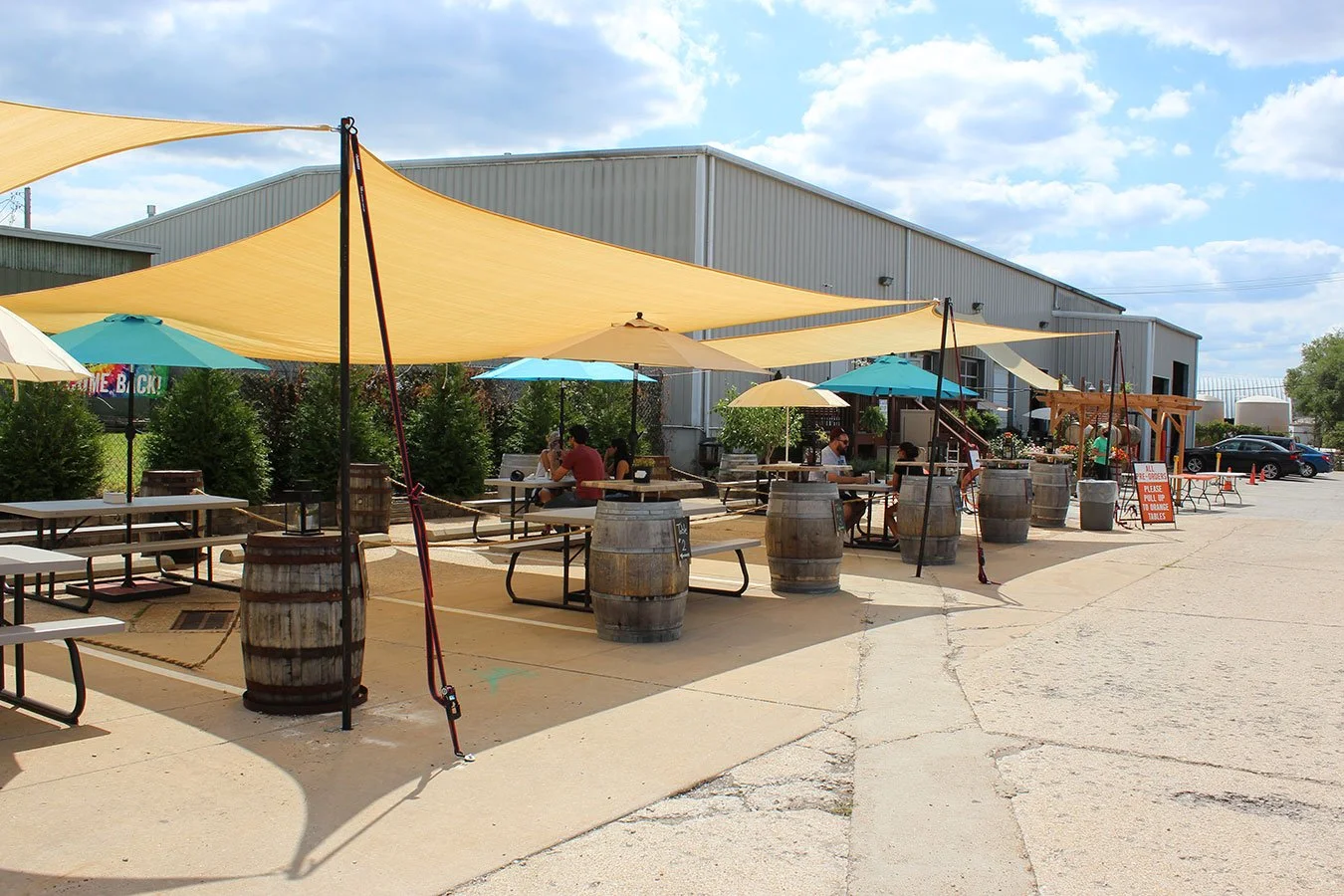 2nd Shift Brewing Breweryの屋外ダイニングエリアの画像 - Trinken Verboten：伝説の復活