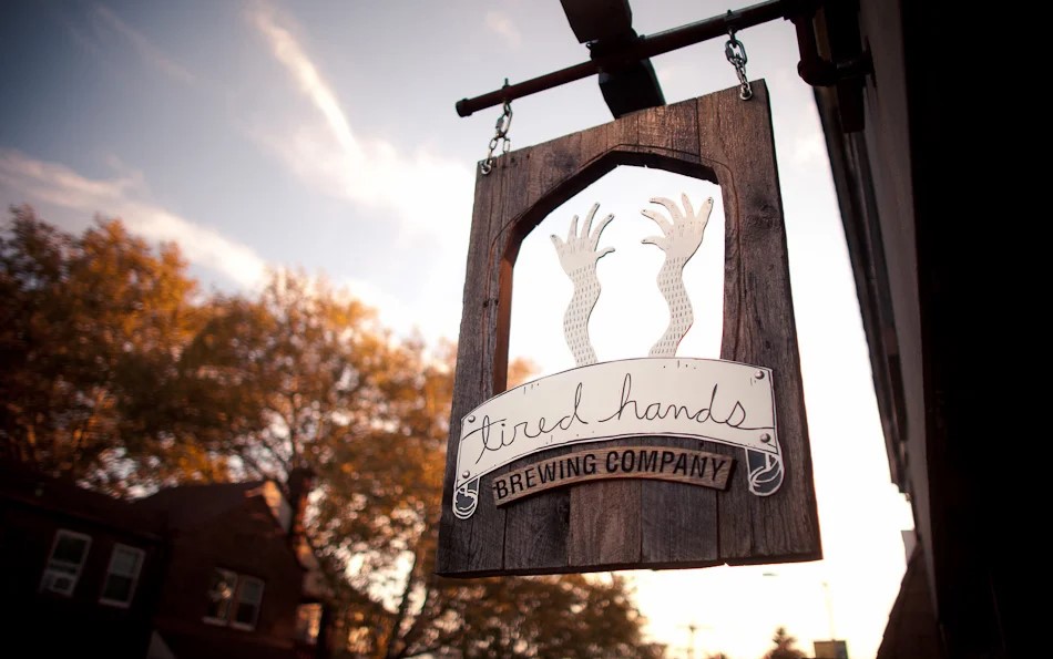 Tired Hands Brewing Companyのロゴとシンボルの画像 - HopHands: フレーバー創造の旅