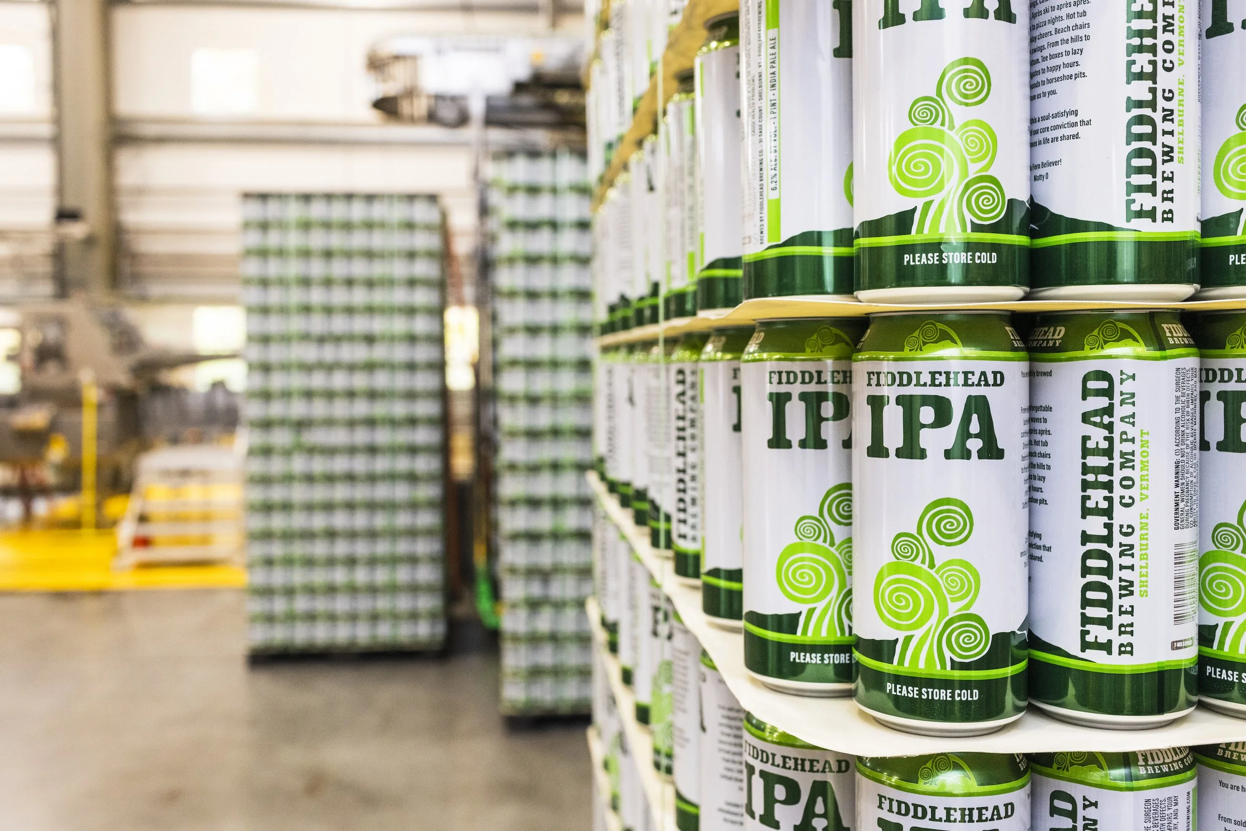 Hinh anh lon bia Fiddlehead IPA duoc dat ngay ngan tren ke - Fiddlehead IPA: Sương Vermont V&agrave; Cơn B&atilde;o Hoa Bia