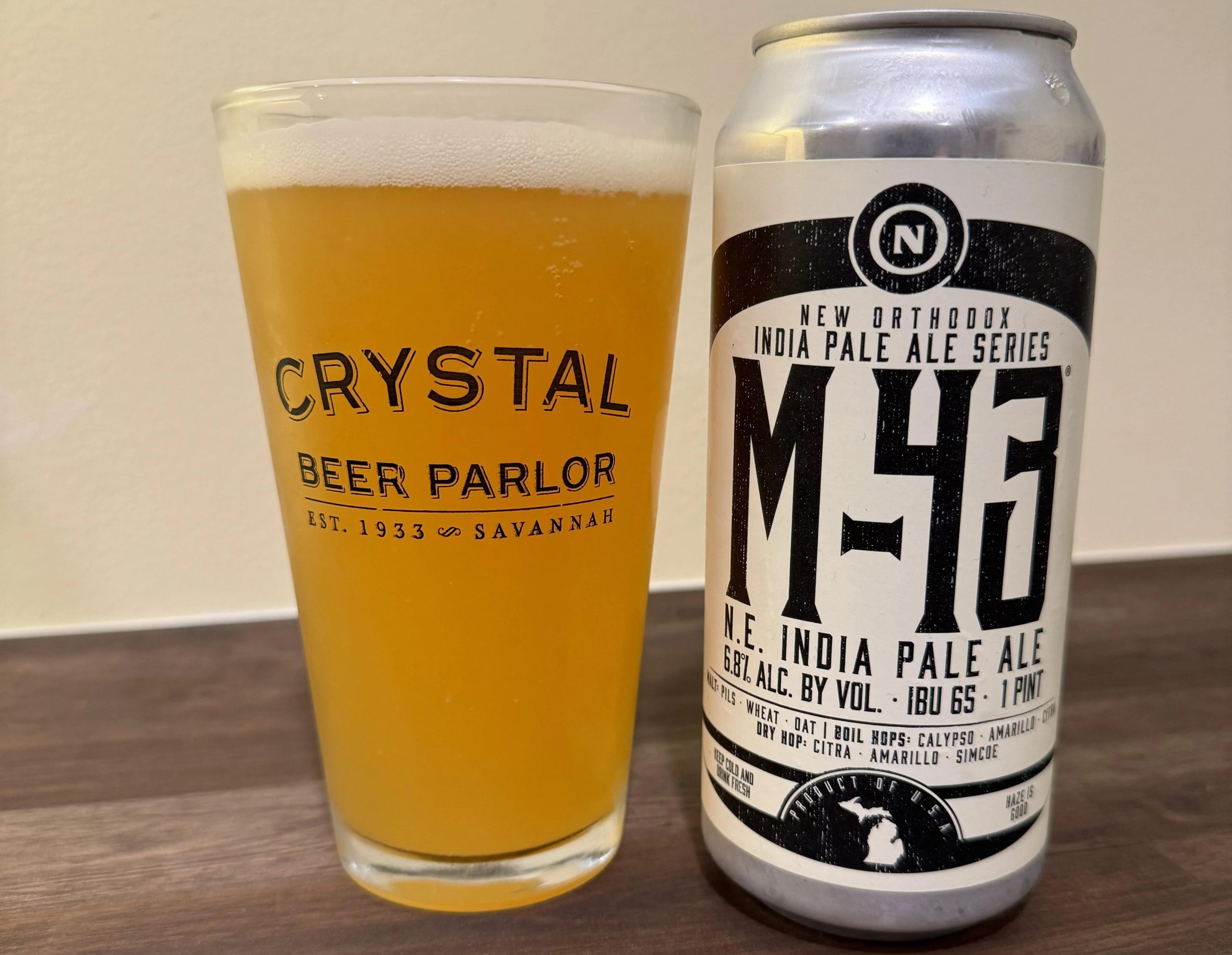 Das große Bild der M-43 im Hintergrund zeigt zwei Hauptfarben, Schwarz und Weiß, verkleinert - M-43: Der Honignebel aus dem Herzen Amerikas.