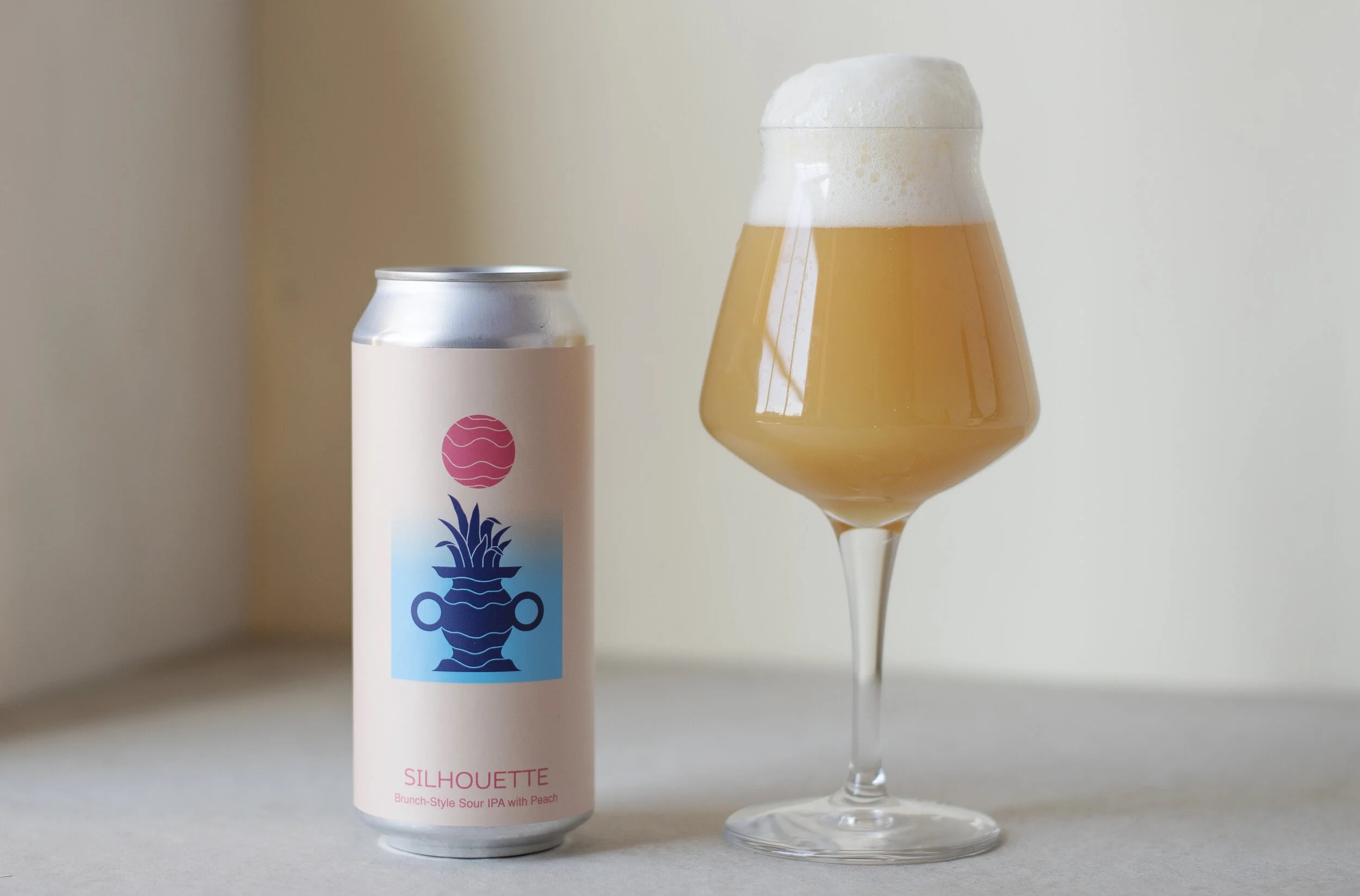 Das Bild zeigt eine große Silhouette Peach Bierdose in einem sanften Pastellton – Silhouette – Peach: Das Getränk ätherischer Momente