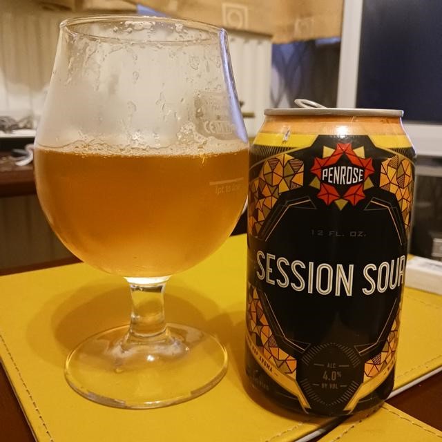Das Bild zeigt ein Glas Session Sour Bier mit seiner verführerischen goldbraunen Farbe – Session Sour: Tauchen Sie ein in jeden Tropfen Essenz.