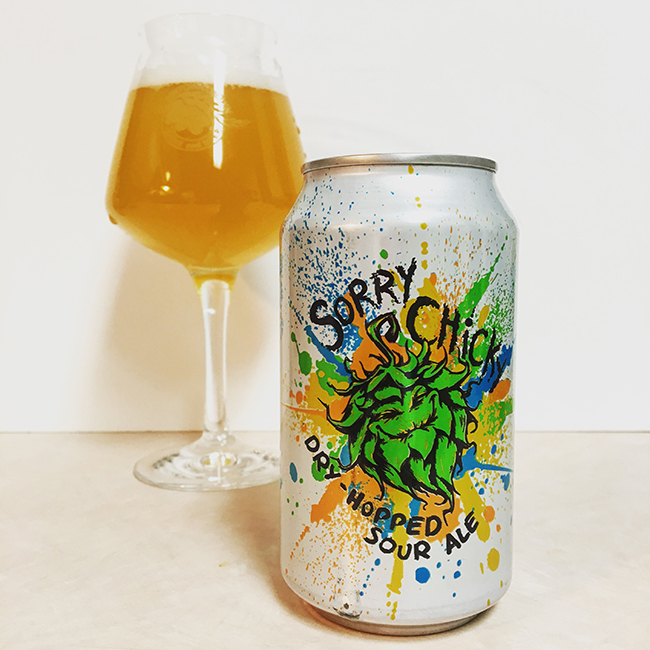 Das Bild eines Glases Sorry Chicky Bier, dessen goldener Farbton warm und einladend wie ein Sommerabend wirkt – Sorry Chicky: Die süße Entschuldigung des Sommers