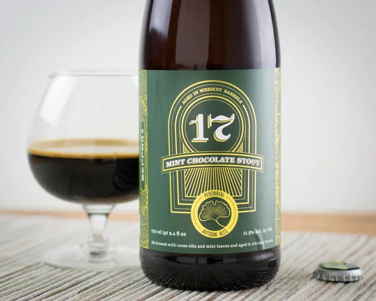Das Bild eines geheimnisvollen, pechschwarzen Bierglases, das hinter einer Flasche 17 Mint Chocolate Stout hervorlugt – 17 Mint Chocolate Stout: Sweet Dark Night