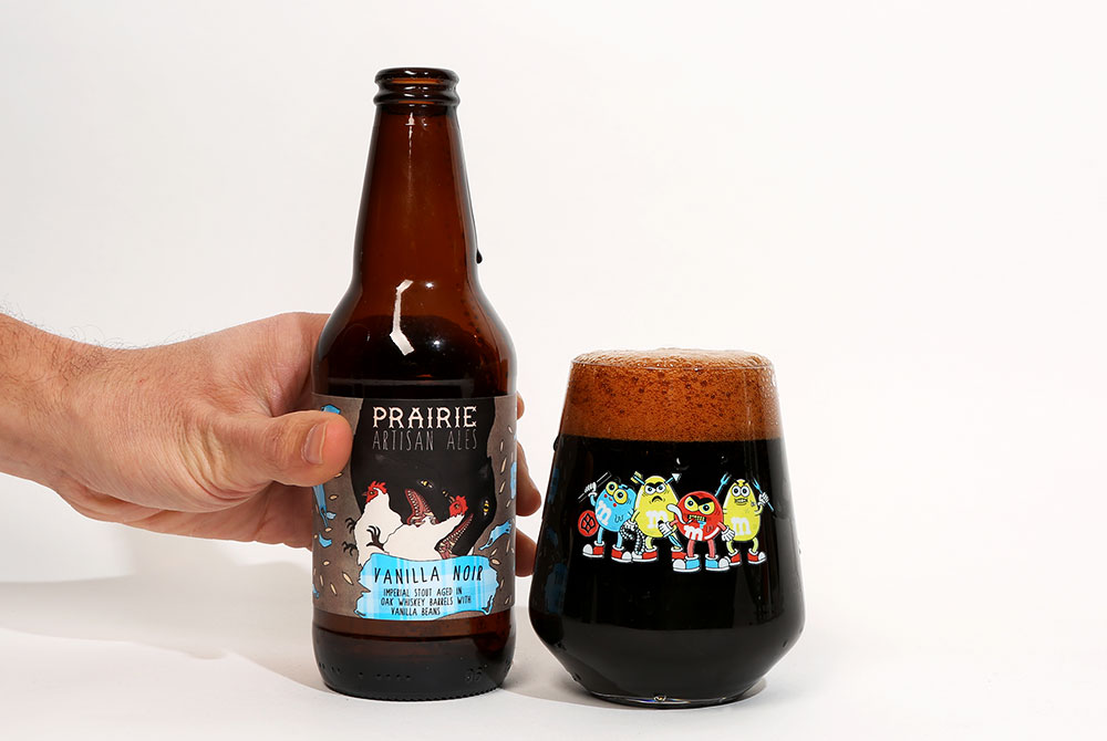 ビールグラスのイメージは、月のない夜のような濁った黒です - バニラ・ノワール：甘さを再定義する記念碑。