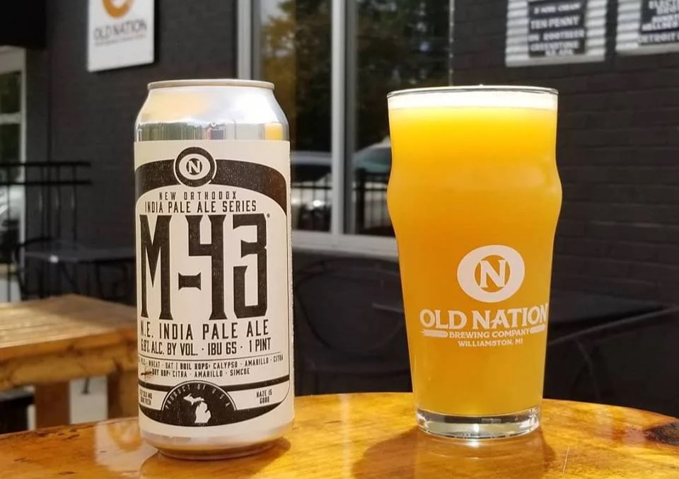 Das Bild zeigt ein Glas dunkelgelbes Bier, das hell im Sonnenlicht glänzt – M-43: Der Honignebel aus dem Herzen Amerikas