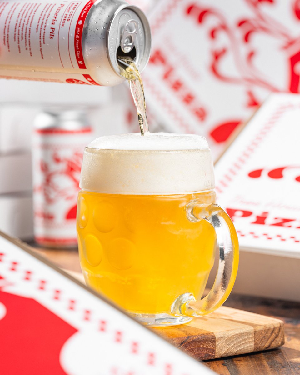 淡い金色で、滑らかでクリーミーな質感のビールグラスの画像 - ピッツェリア・ピルス：黄金の太陽の雫とピザの物語