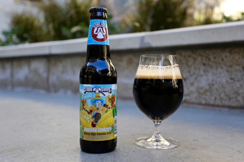 ダークビールグラスのイメージは、あらゆる光を飲み込んでいるようだ - チョコレートソンブレロ：暗闇の中の温かい味