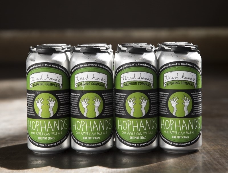 ホップハンズのビール缶が一列に積み重なった画像 - ホップハンズ：香りを創る旅