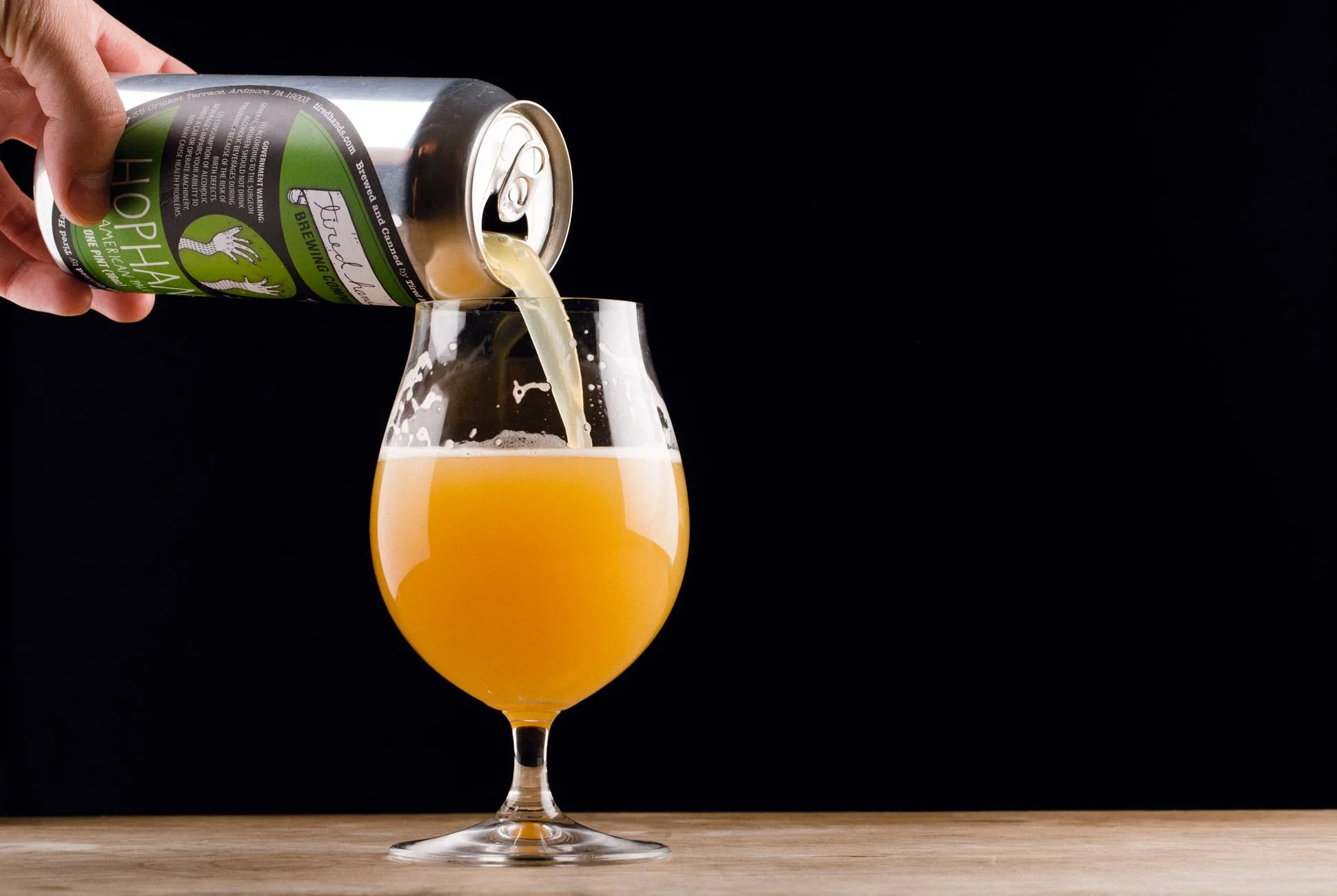 HopHands は、暖かみのある土っぽい黄色に、かすんだオレンジ色が少し混ざった色です - HopHands: 香りを創る旅。