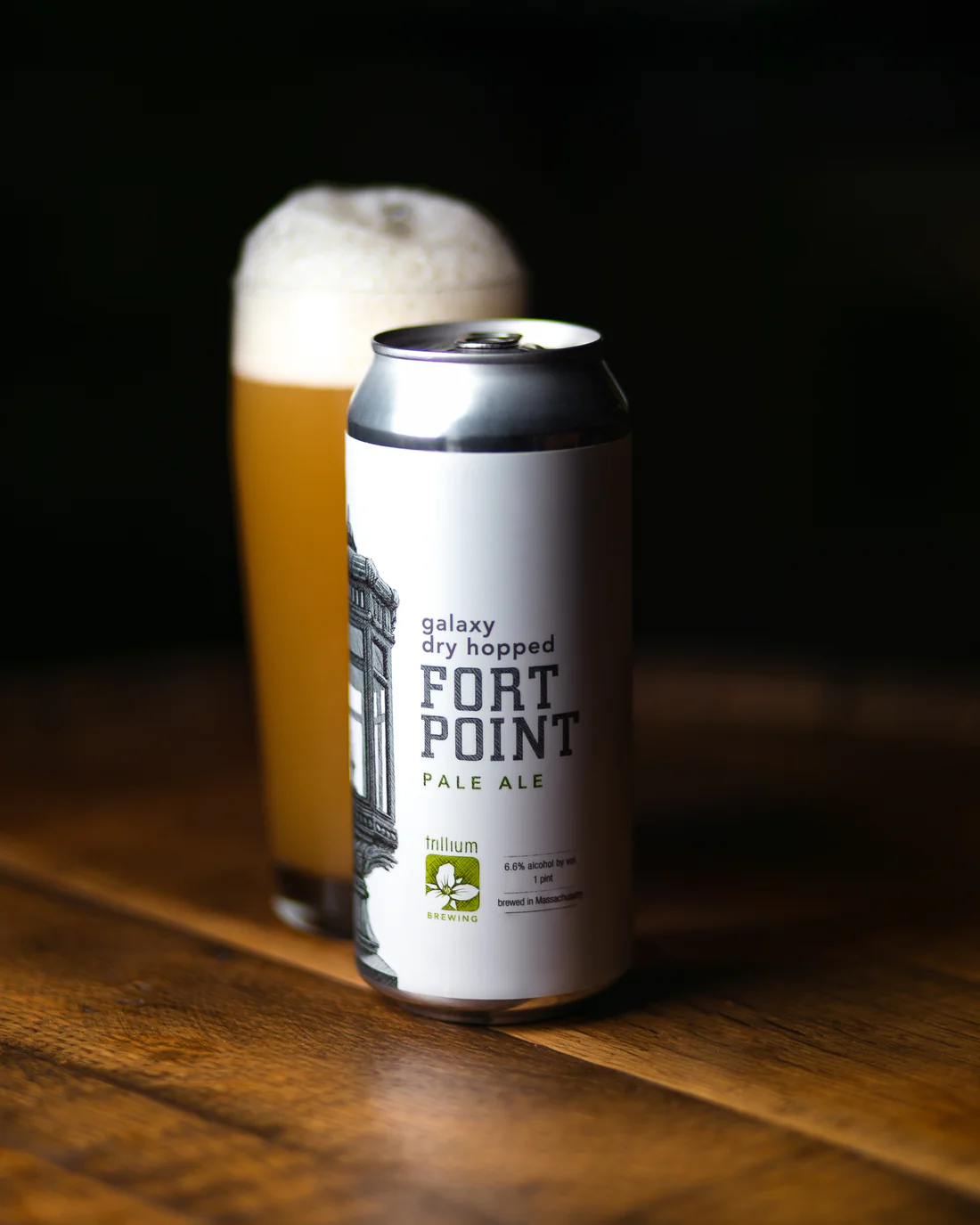 Ein Glas Bier mit trüber, undurchsichtiger gelber Farbe und verführerisch glattem Schaum – Fort Point Pale Ale – Galaxy Dry Hopped: Ein Universum der Aromen