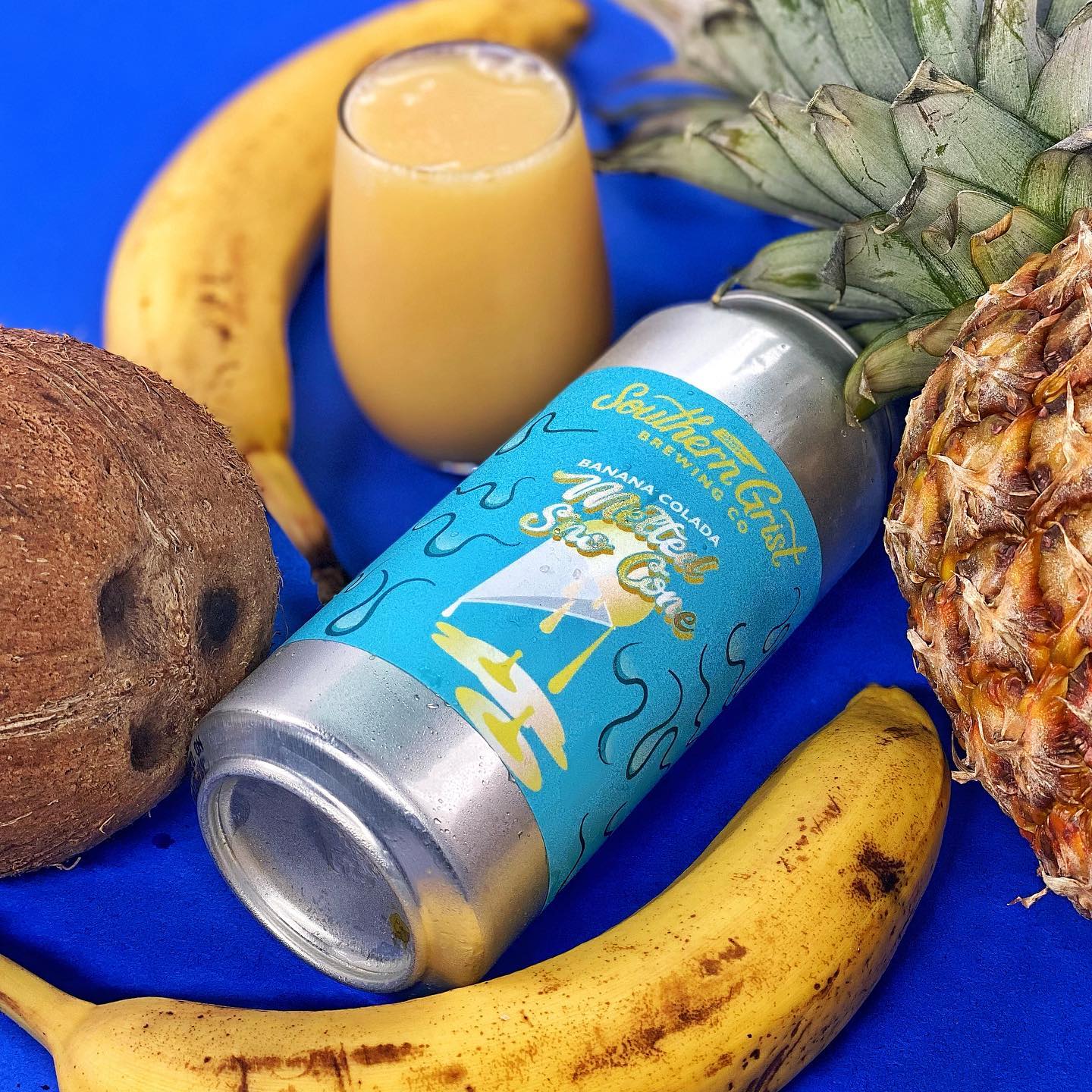 Smoothie Sour Ale co thiet ke voi mau xanh duong va xanh non chuoi vo cung hai hoa - Banana Colada Melted Sno Cone: Giấc Mơ Nhiệt Đới