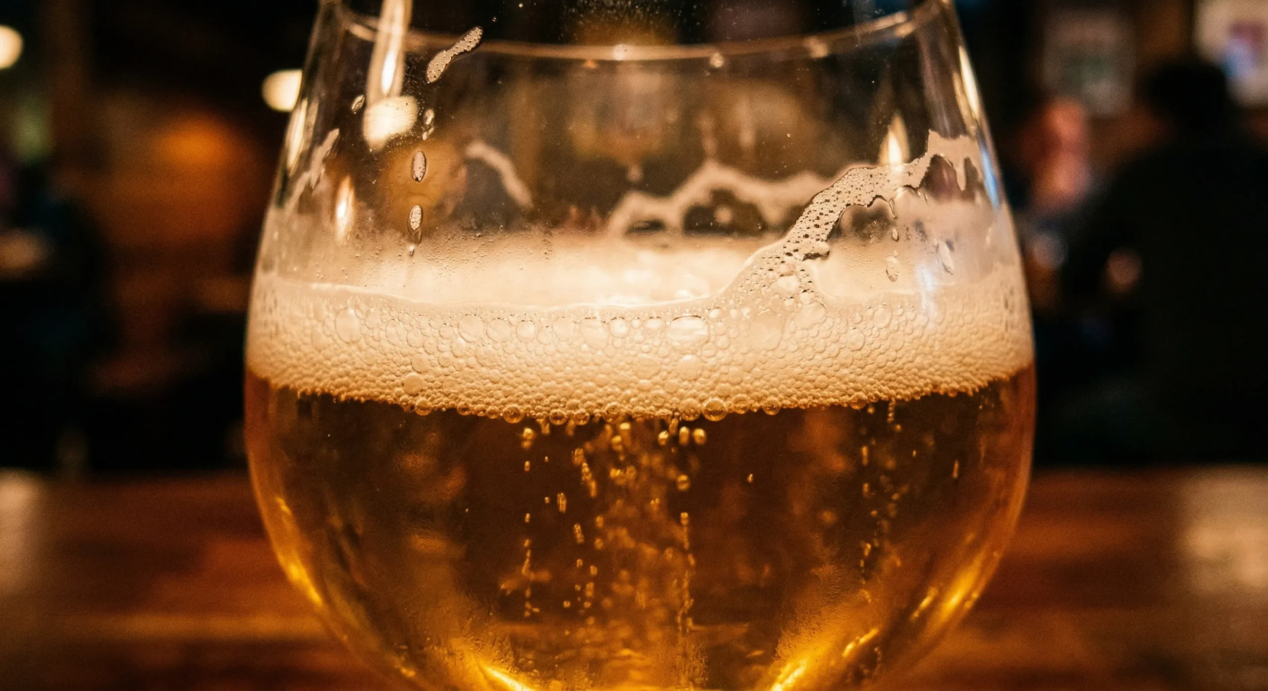 ビールの風味を段階的に味わう - ビールの味わい方：一口ごとに風味を発見する