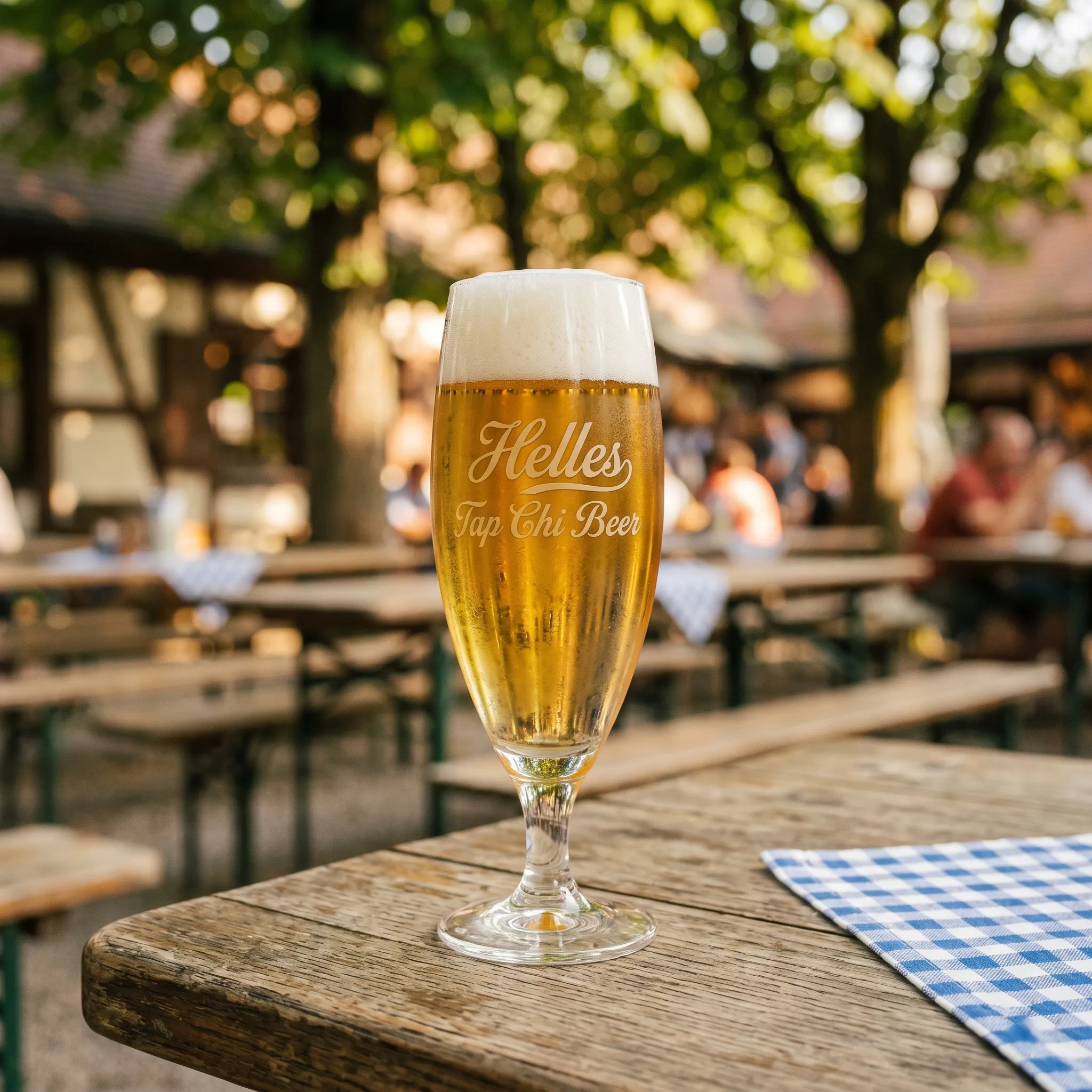 Ly Helles màu vàng sáng với bọt trắng dày